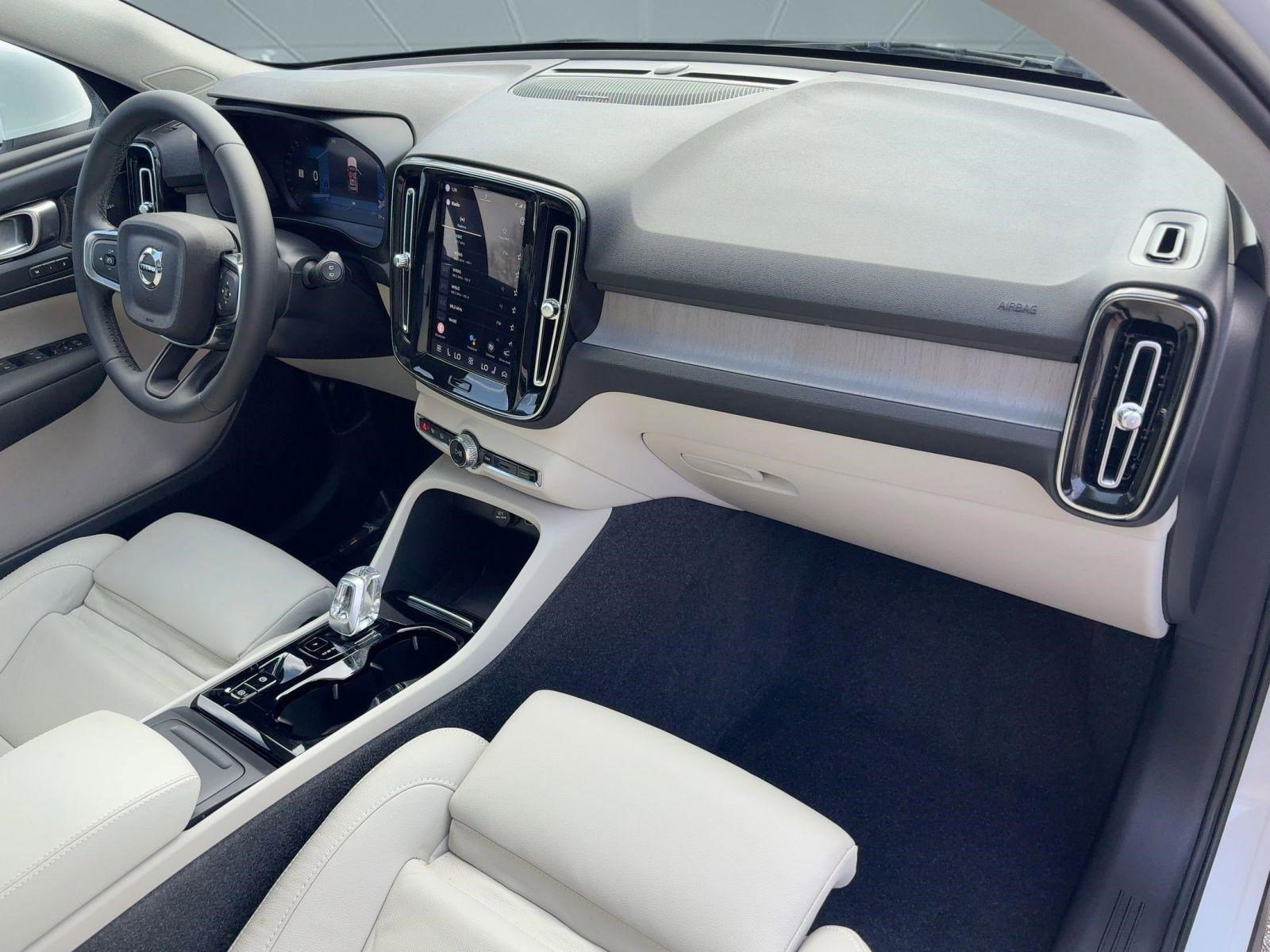 Used 2023 Volvo XC40 B5 Plus w/ Protection Package Premier image 28