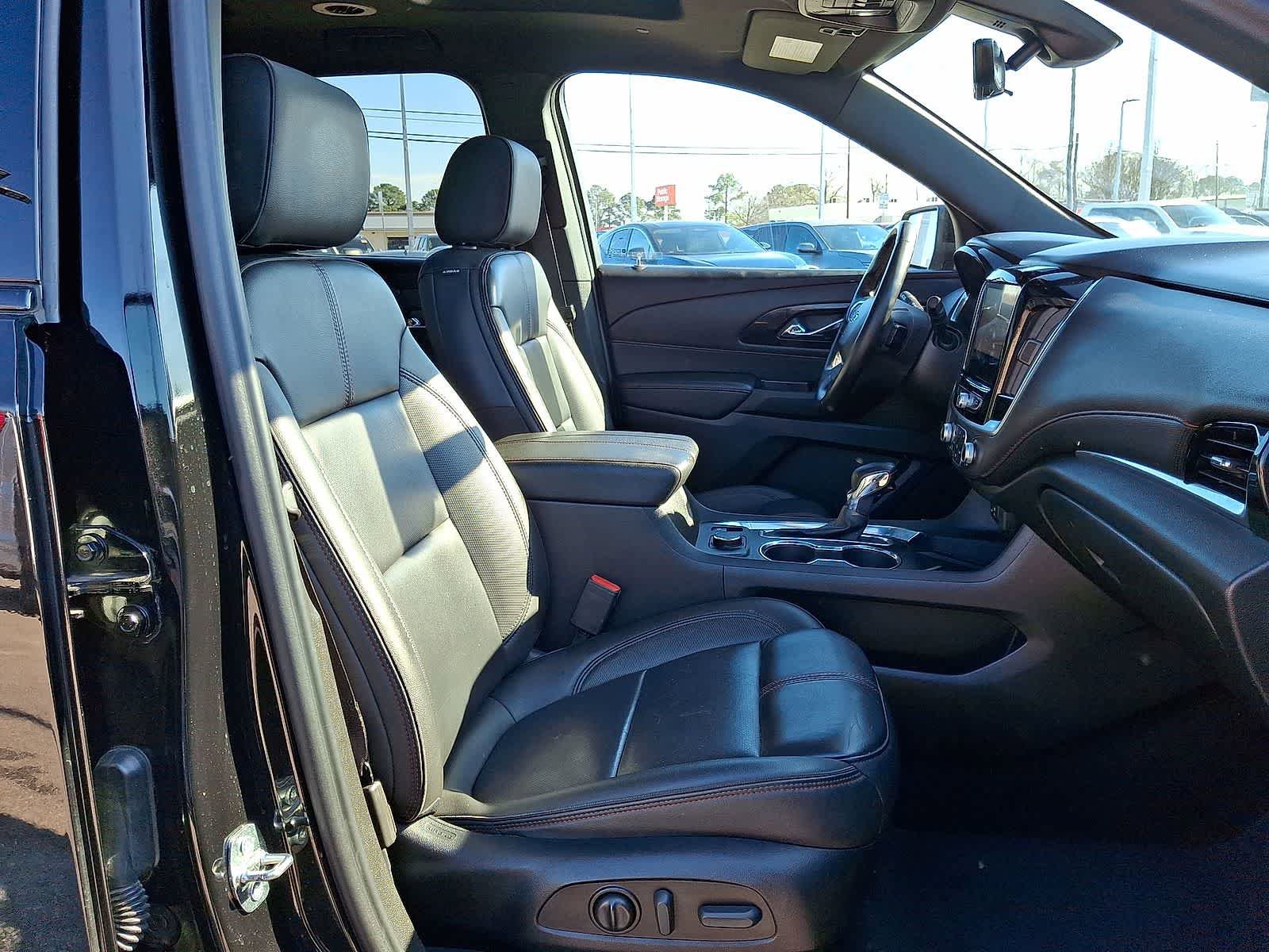 Used 2023 Chevrolet Traverse RS image 35