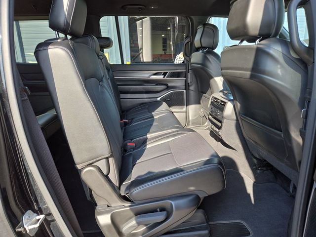 Used 2024 Jeep Wagoneer Series II w/ Flexible Seating Group AWD/4WD image 34