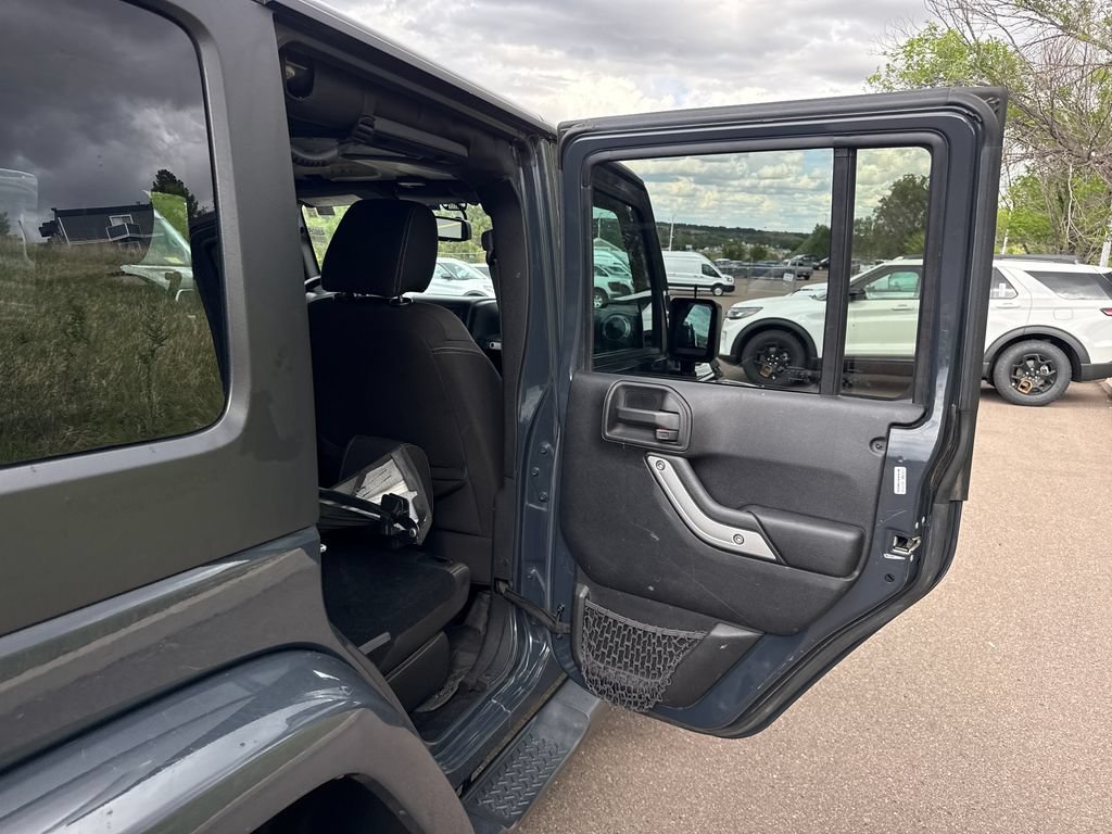 Used 2016 Jeep Wrangler Unlimited Sahara w/ Connectivity Group AWD/4WD image 21