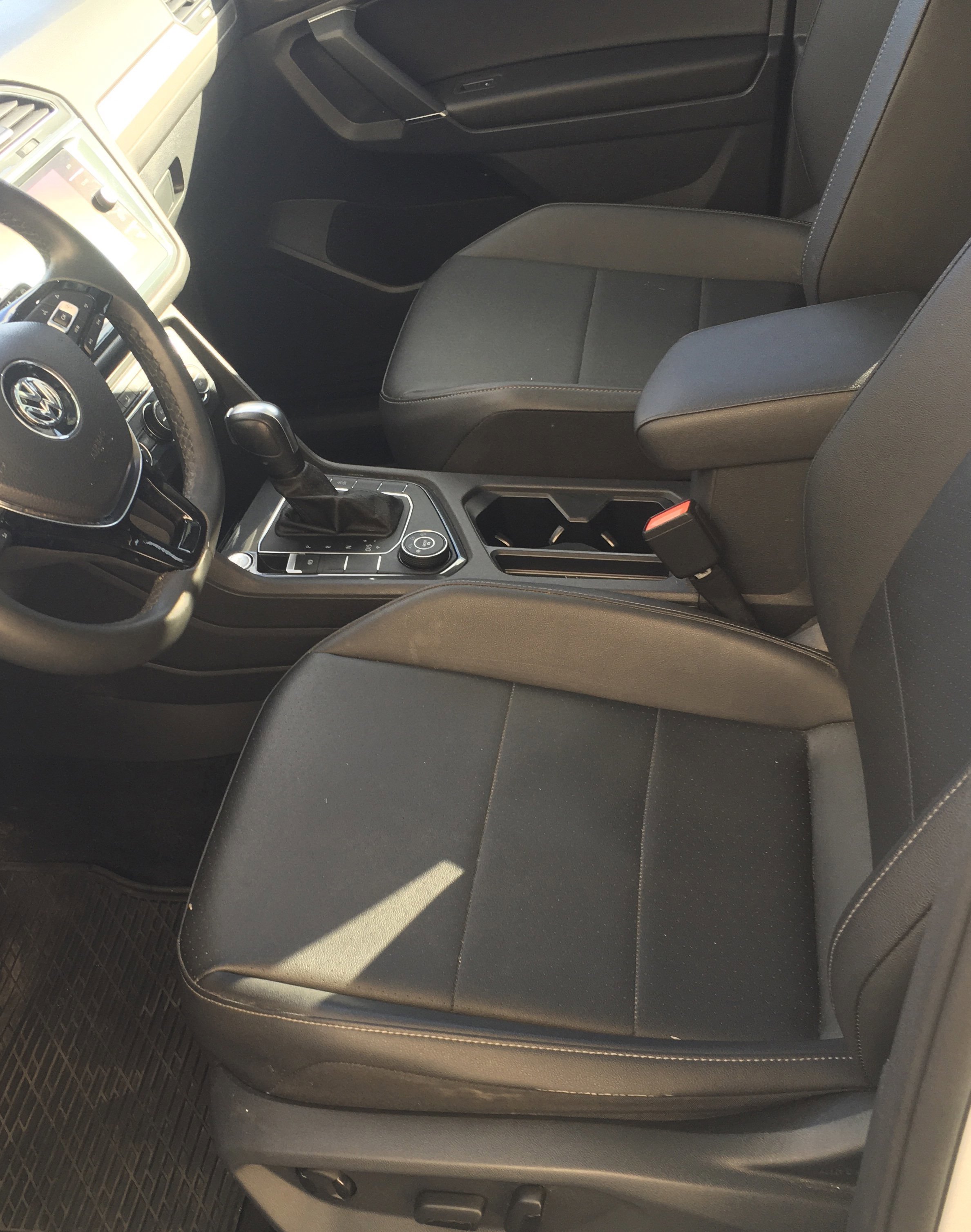 Used 2020 Volkswagen Tiguan SE w/ Panoramic Sunroof Package image 10