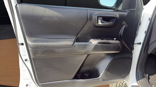 Used 2016 Toyota Tacoma TRD Off-Road w/ Premium & Technology Package AWD/4WD image 21