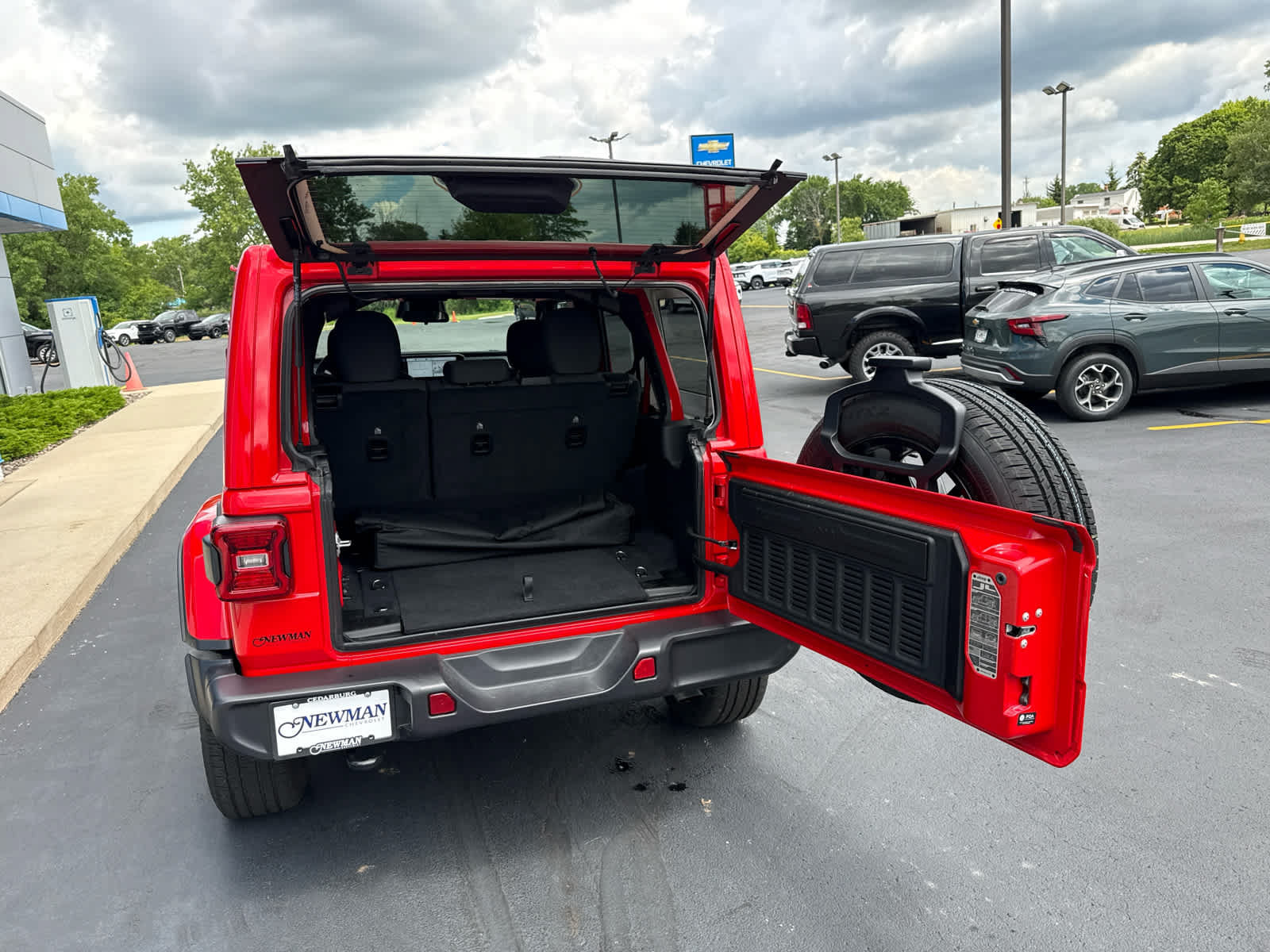 Used 2025 Jeep Wrangler Unlimited Sahara AWD/4WD image 13