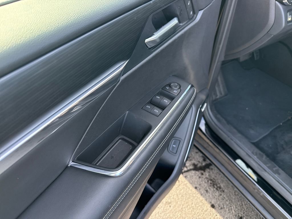 Used 2025 GMC Acadia Elevation image 13