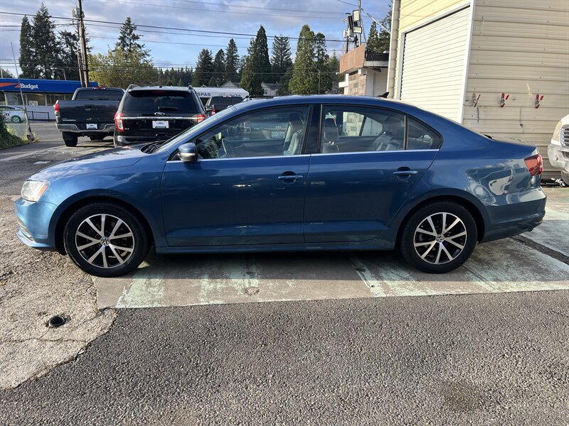 Used 2017 Volkswagen Jetta SE FWD image 2