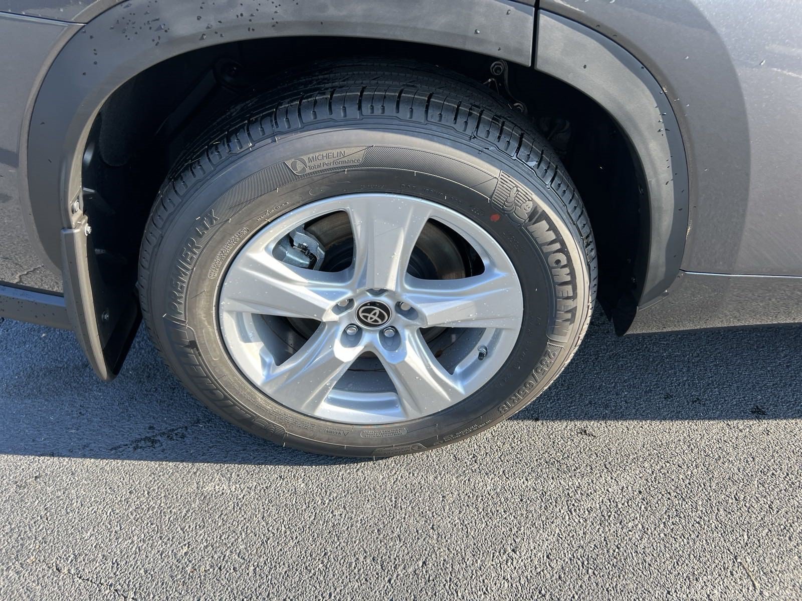 New 2024 Toyota Highlander LE FWD image 11