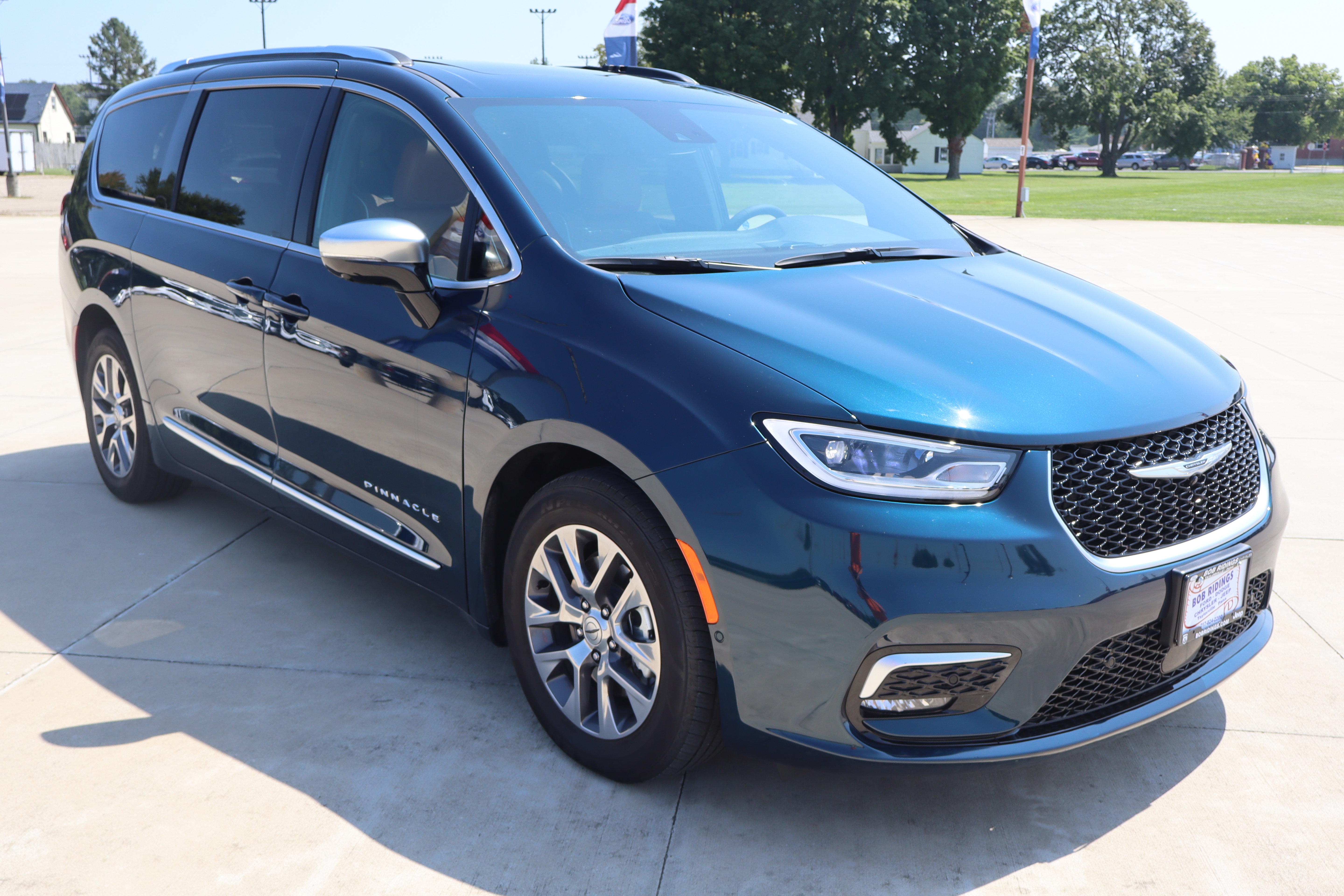 Used 2025 Chrysler Pacifica Pinnacle FWD image 3