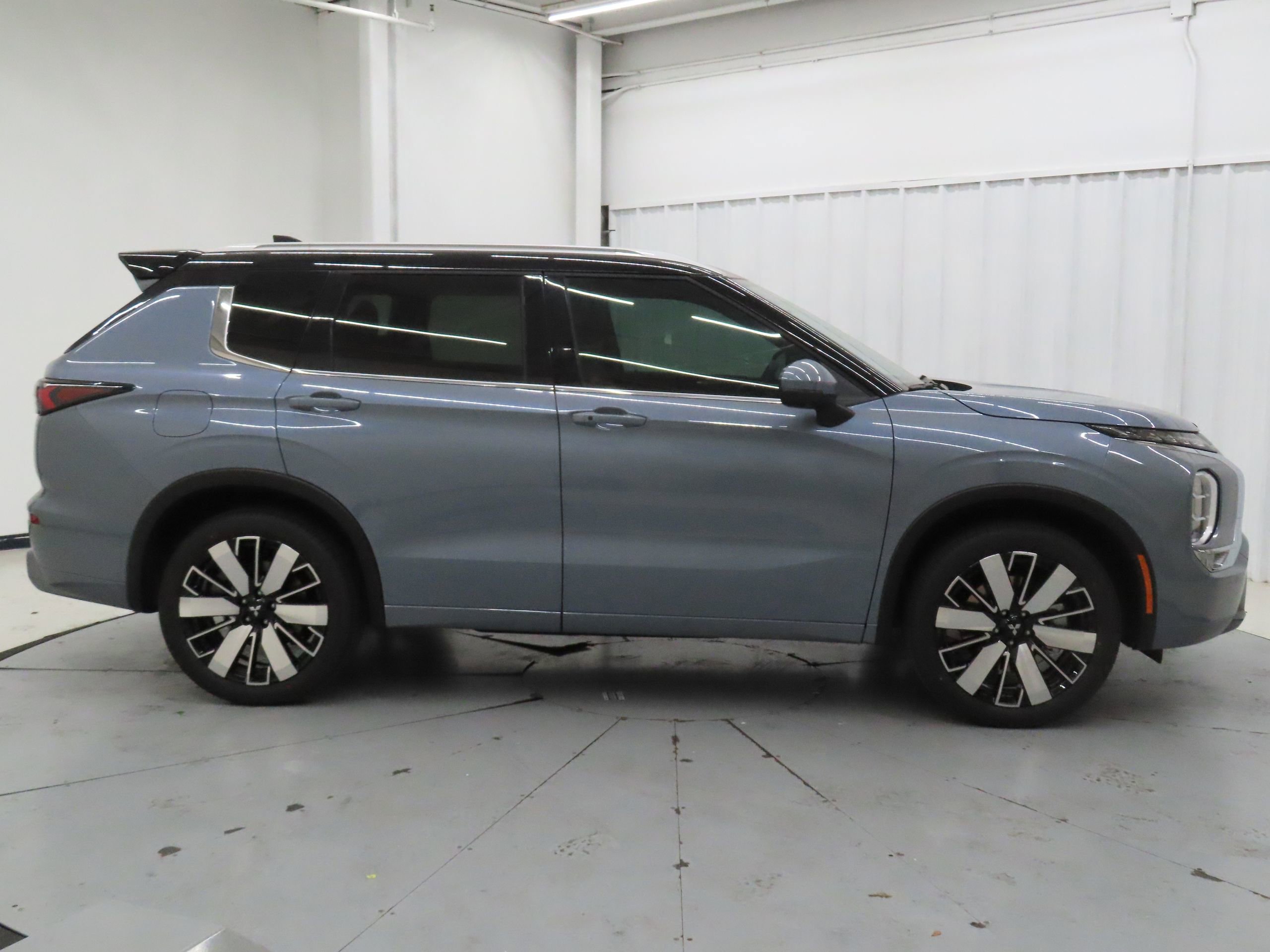 New 2026 Mitsubishi Outlander SEL FWD image 2