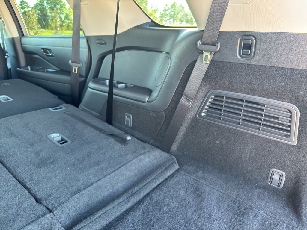 Used 2025 Nissan Pathfinder SV image 18
