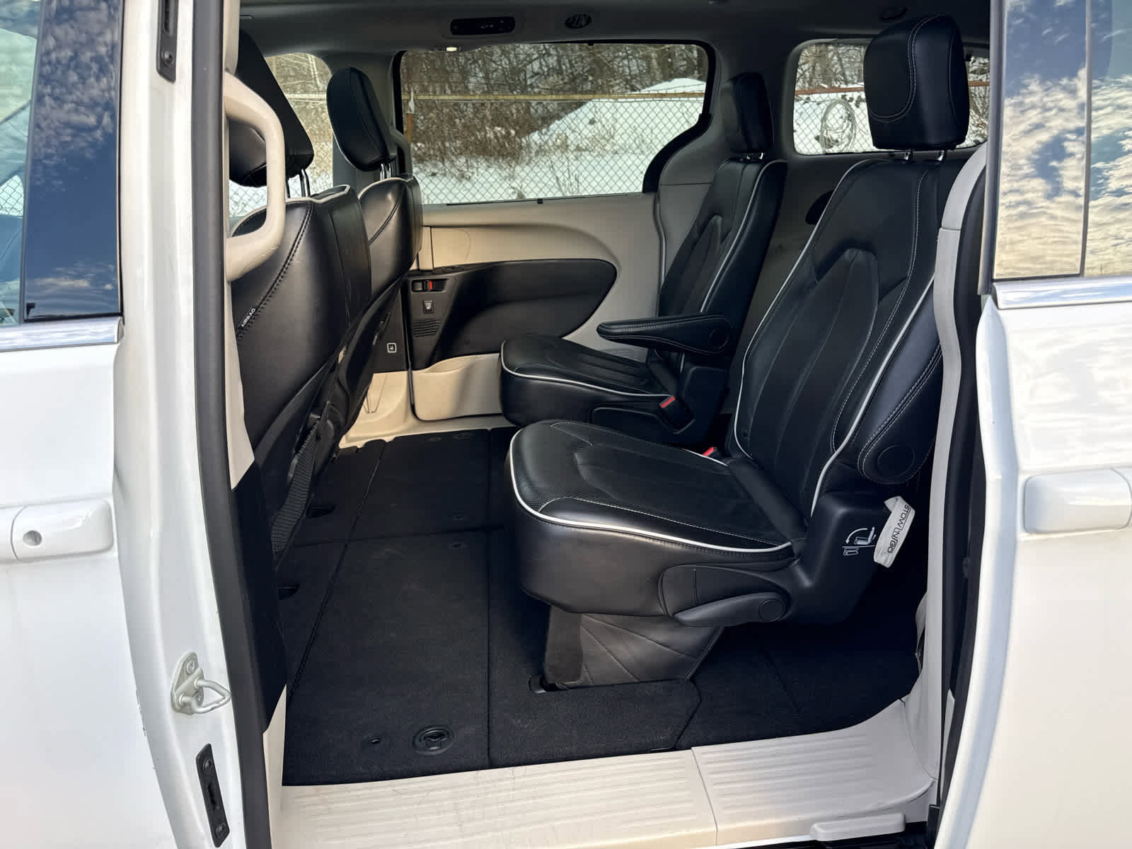 Used 2024 Chrysler Pacifica Limited image 23