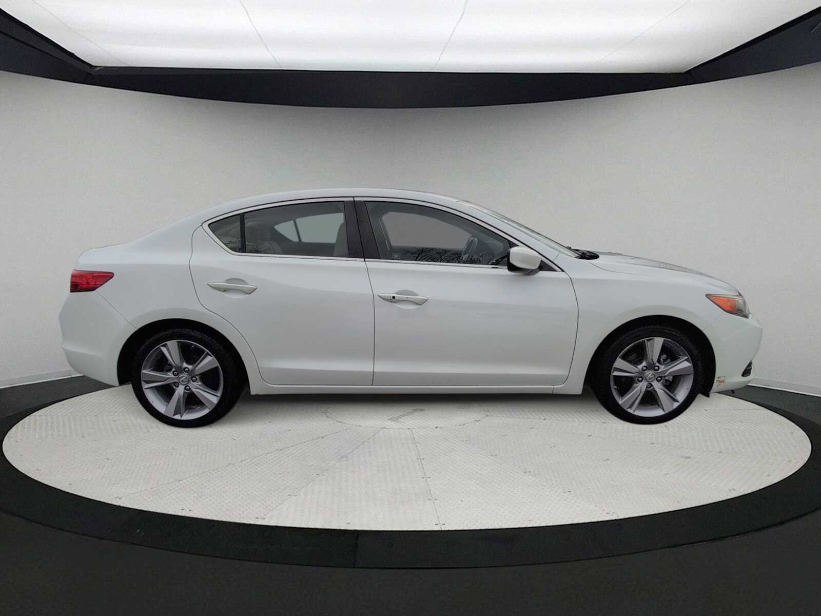 Used 2013 Acura ILX w/ Technology Package image 9