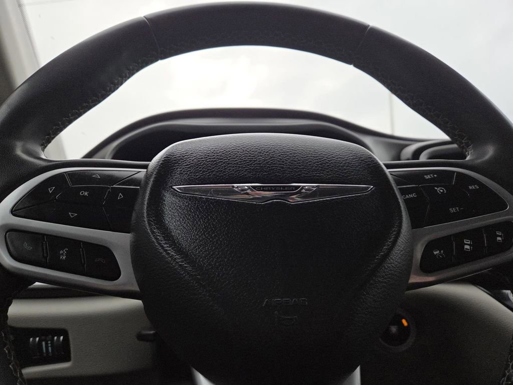 Used 2022 Chrysler Pacifica Touring-L image 24