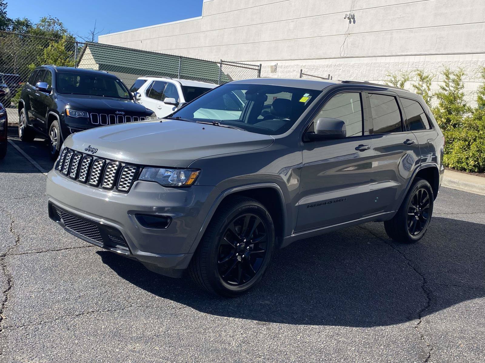 Used 2020 Jeep Grand Cherokee Altitude AWD/4WD image 3