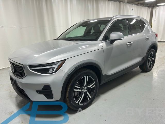 Used 2025 Volvo XC40 B5 Plus AWD/4WD image 1