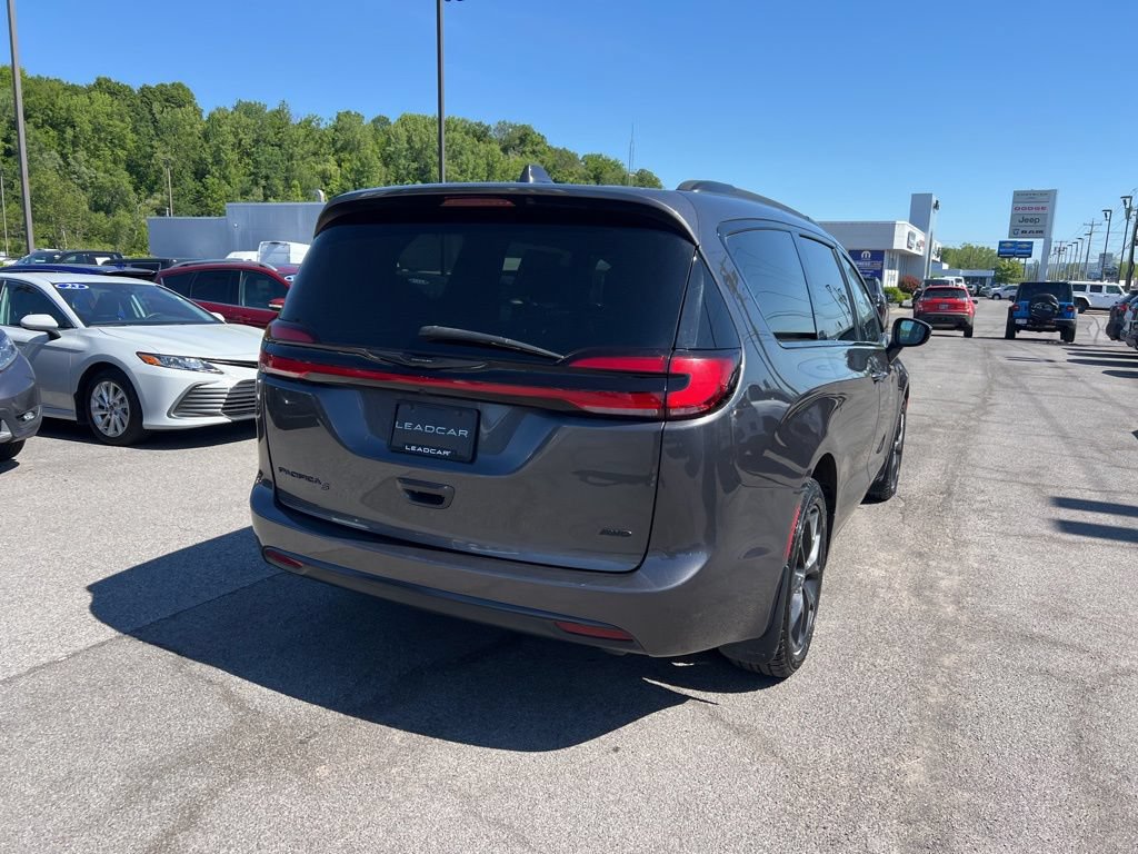 Used 2022 Chrysler Pacifica Touring-L w/ S Appearance Package AWD/4WD image 5