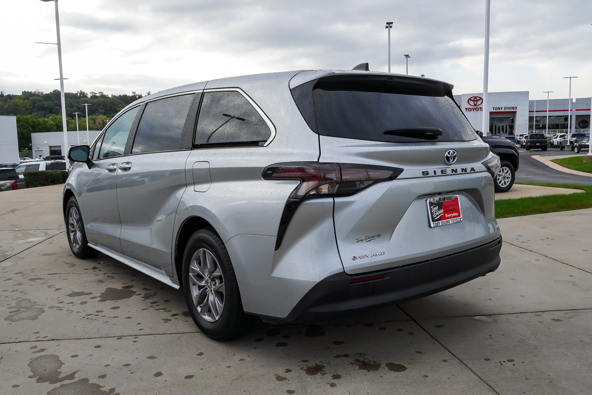 Certified 2025 Toyota Sienna LE AWD/4WD image 6