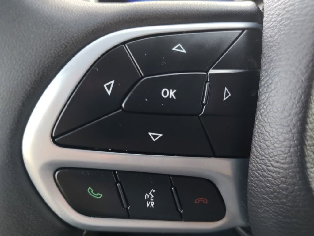 Used 2023 Chrysler Pacifica Touring-L image 10