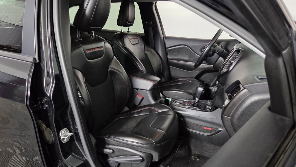 Used 2020 Jeep Cherokee Trailhawk AWD/4WD image 37