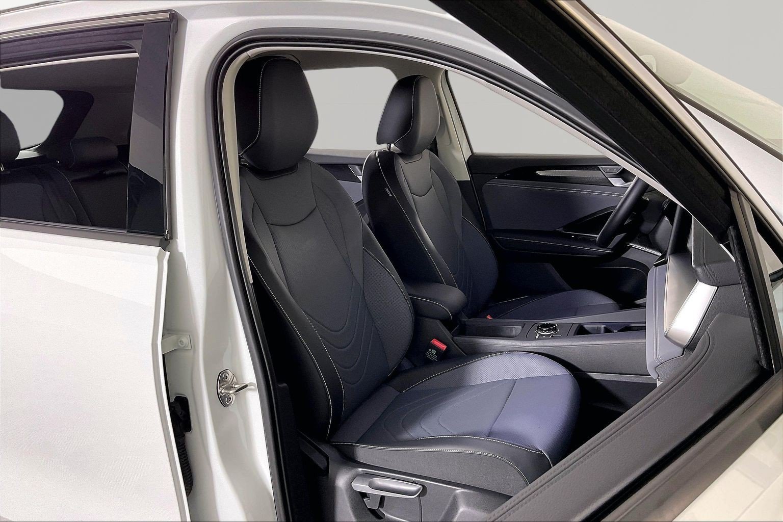 Used 2025 Volkswagen Tiguan SE AWD/4WD image 10
