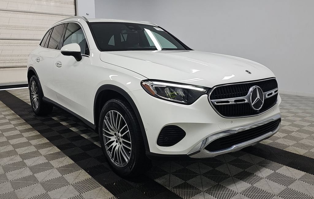 Used 2025 Mercedes-Benz GLC 300 4MATIC image 2