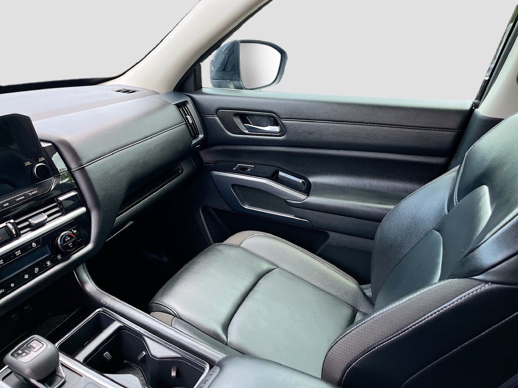 Used 2025 Nissan Pathfinder SL AWD/4WD image 23