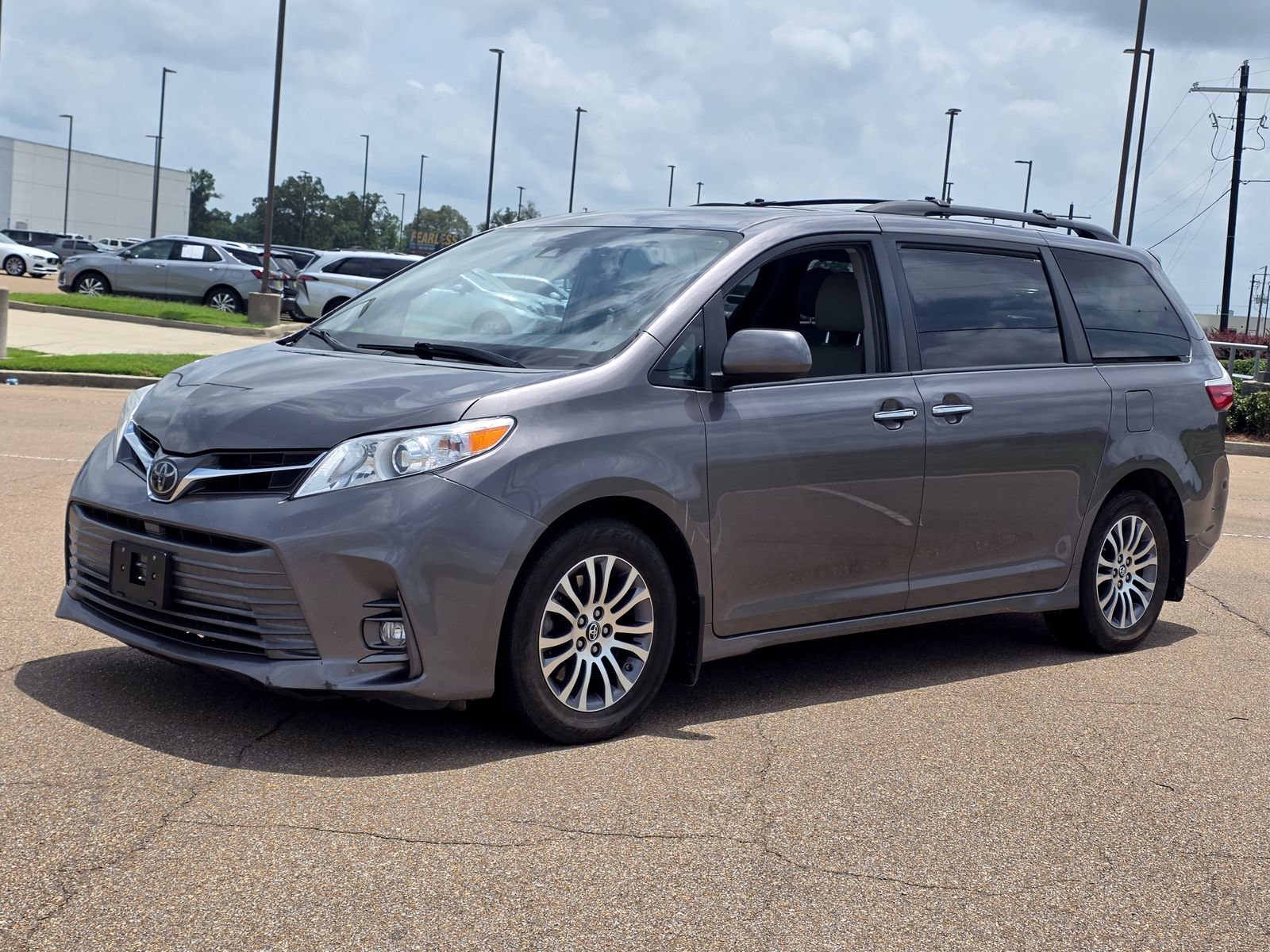 Used 2018 Toyota Sienna XLE w/ XLE Navigation Package FWD image 1