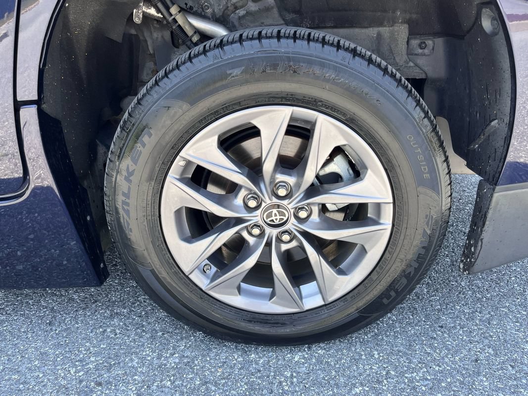 Used 2021 Toyota Sienna XLE w/ XLE Plus Package FWD image 23