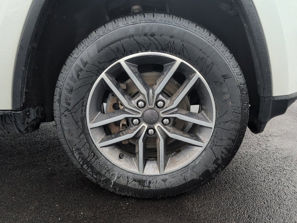 Used 2020 Jeep Grand Cherokee Laredo w/ 18" Wheel & 8.4" Radio Group image 13