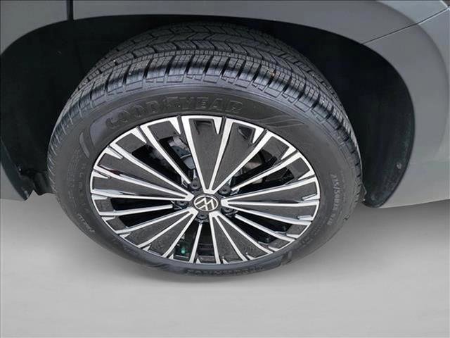 Used 2025 Volkswagen Taos SE w/ Panoramic Sunroof Package image 14