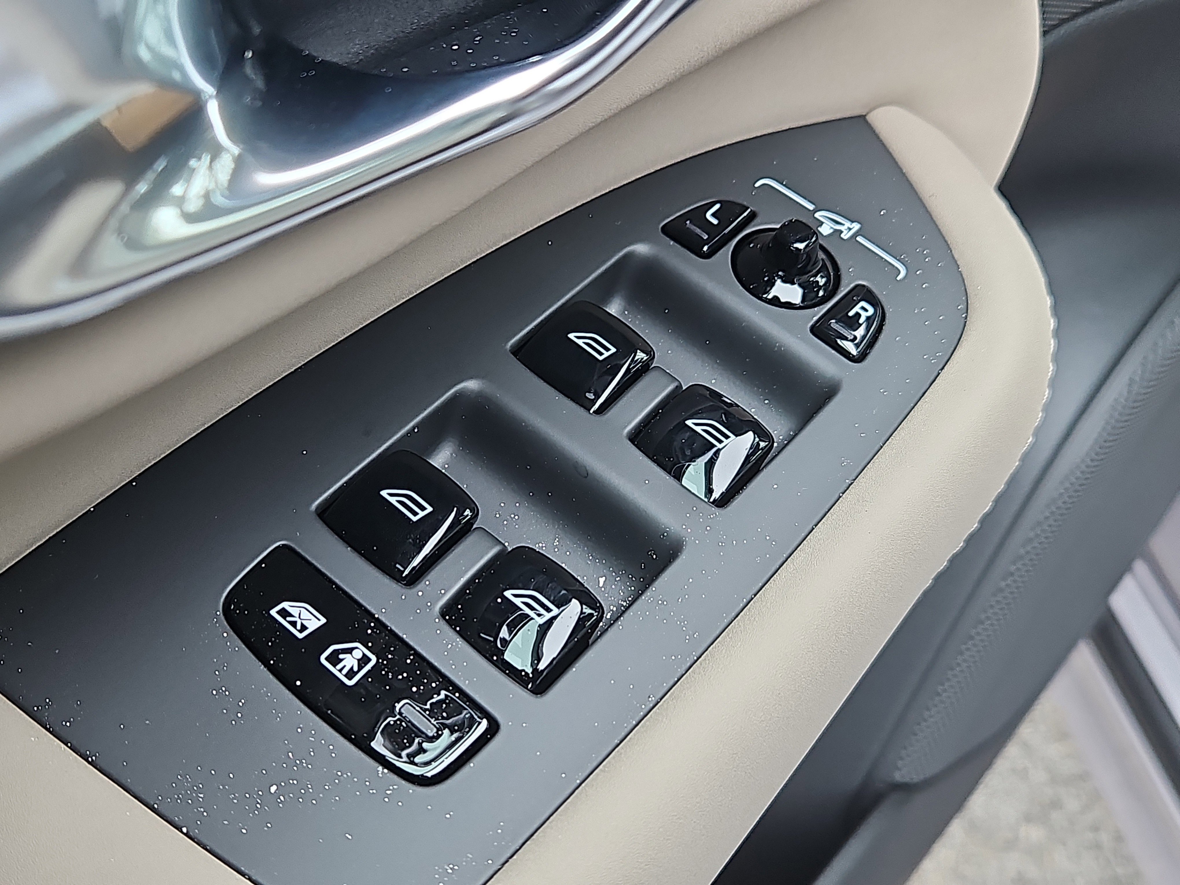 New 2026 Volvo XC90 B6 Plus w/ Protection Package Premier image 18