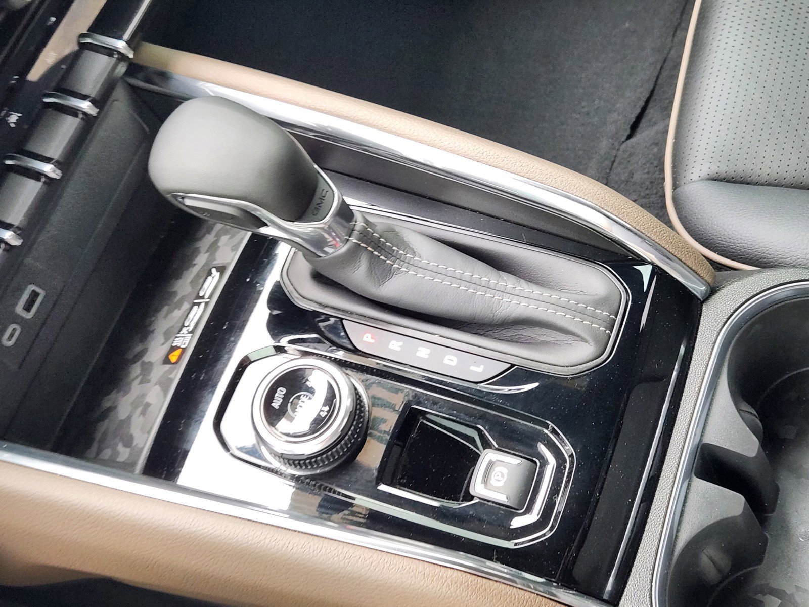 Used 2024 GMC Canyon Denali image 16