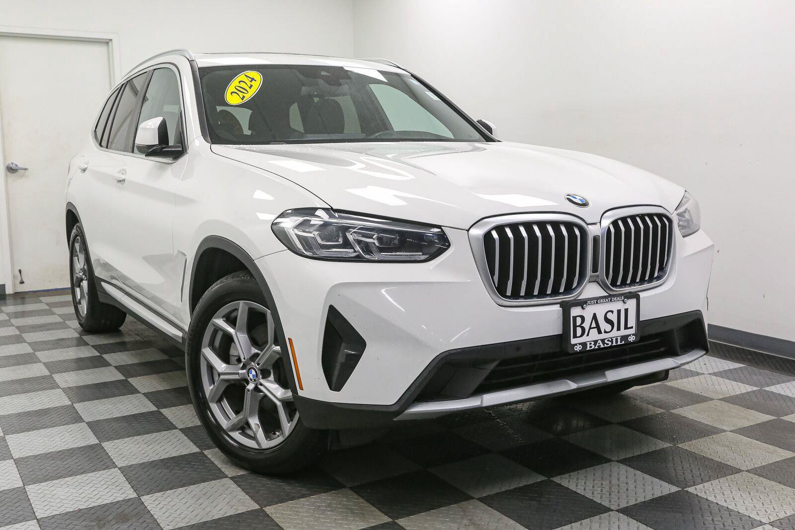 Used 2024 BMW X3 xDrive30i AWD/4WD image 2
