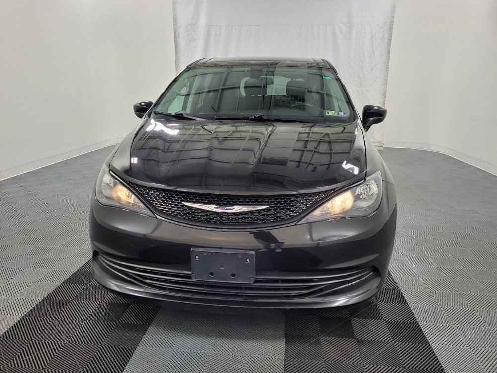 Used 2020 Chrysler Voyager L FWD image 15