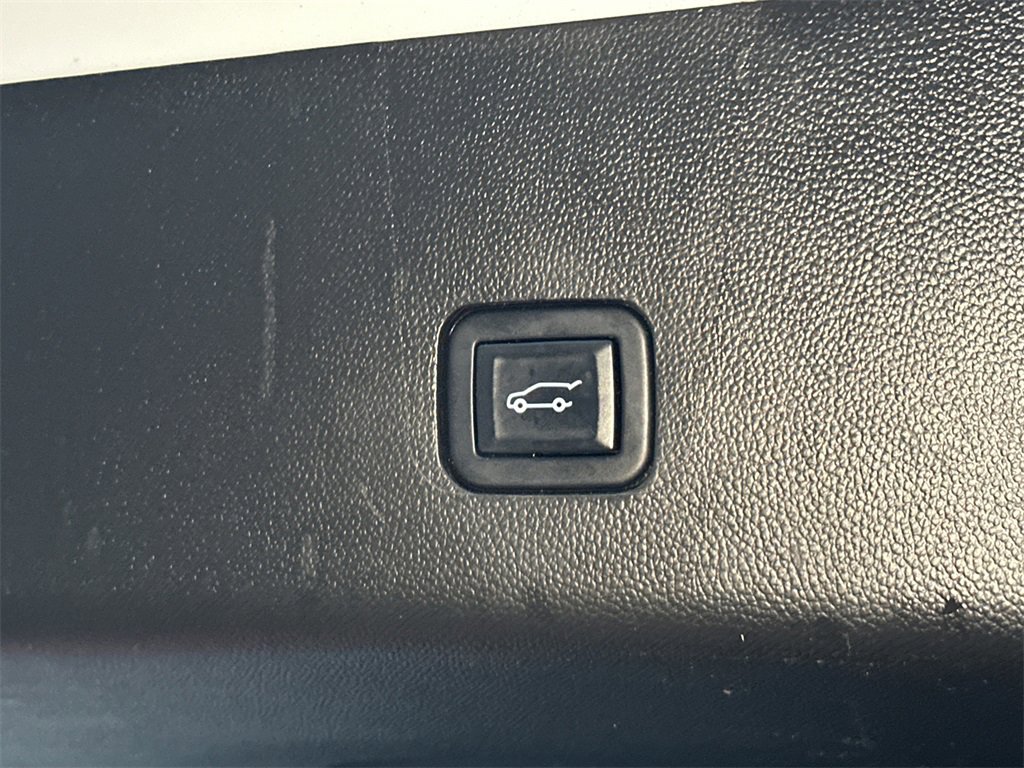 Used 2022 Chevrolet Traverse LT w/ Midnight/Sport Edition image 9