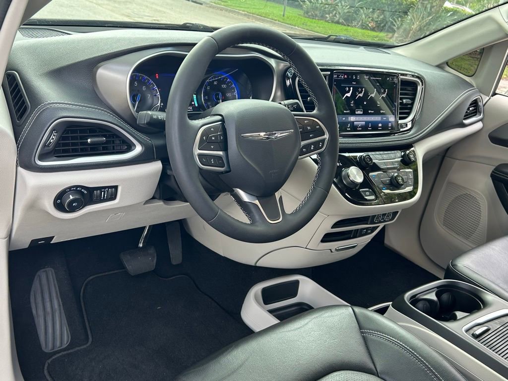 Certified 2022 Chrysler Pacifica Touring-L image 48