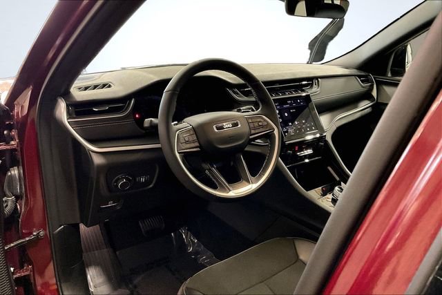 Used 2025 Jeep Grand Cherokee Altitude image 14