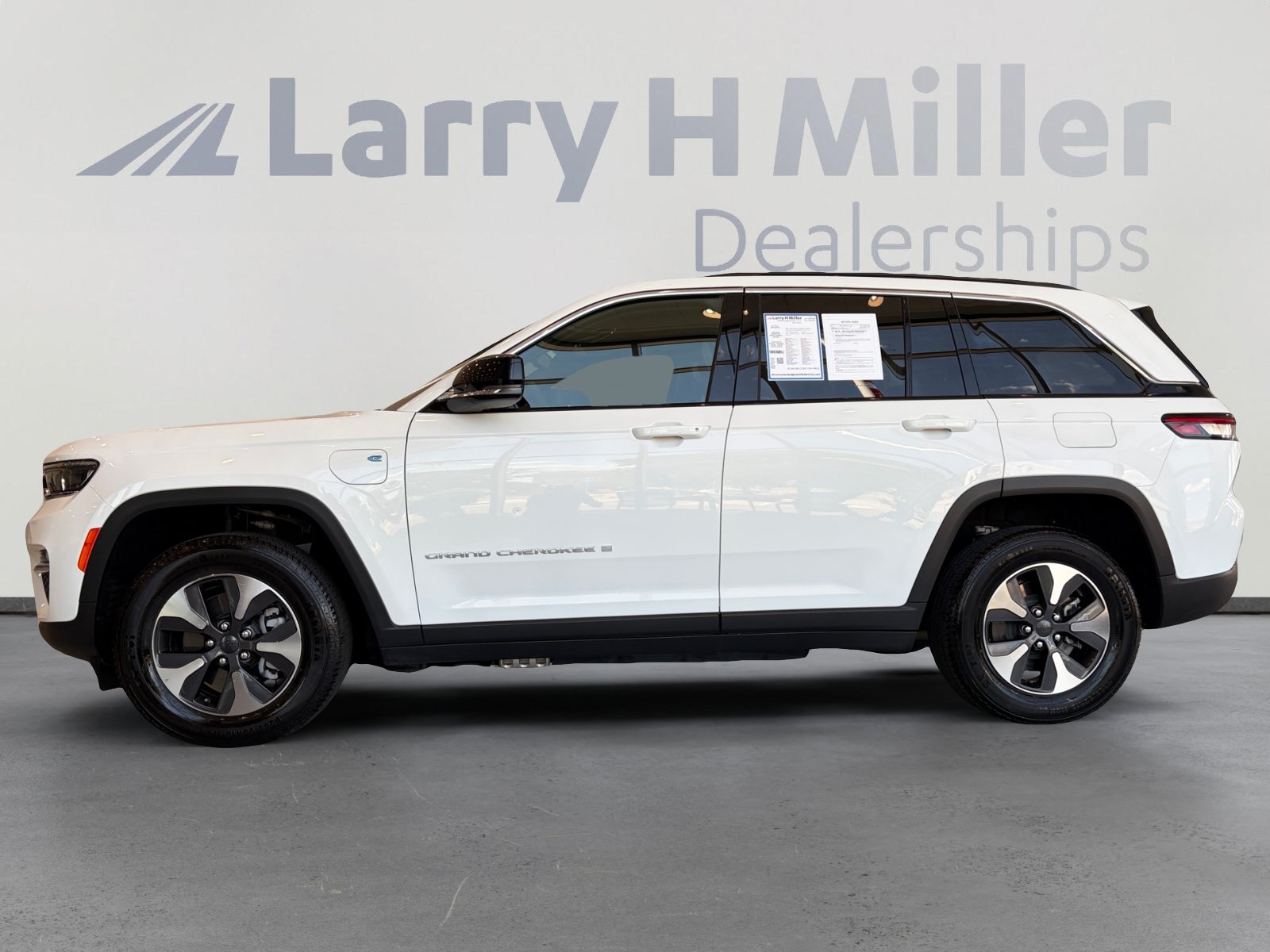 Used 2024 Jeep Grand Cherokee Limited 4xe AWD/4WD image 2