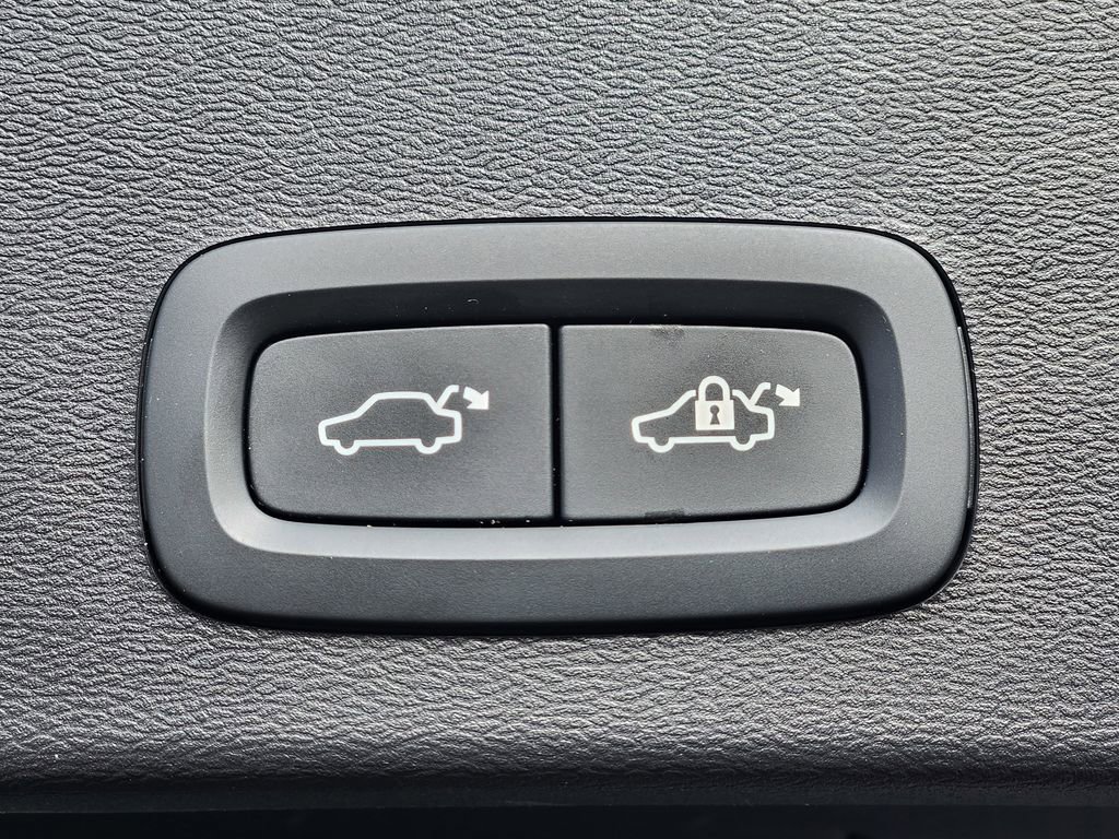 Used 2026 Volvo XC40 B5 Ultra w/ Protection Package Premier image 25