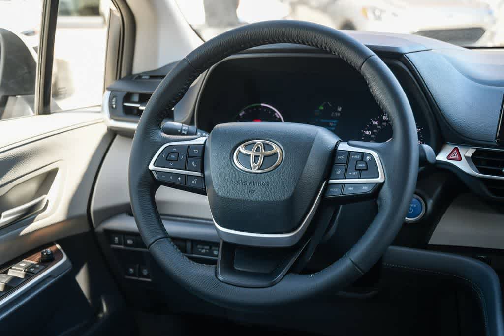 Used 2023 Toyota Sienna XLE FWD image 12