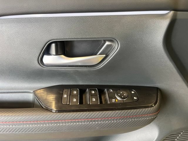 Used 2025 Nissan Kicks SR FWD image 9