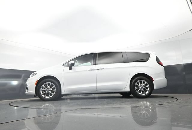 Used 2023 Chrysler Pacifica Touring-L AWD/4WD image 25