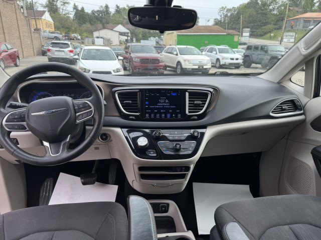 Used 2017 Chrysler Pacifica Touring image 13