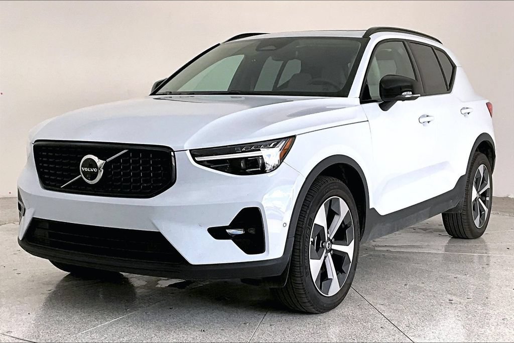 Used 2026 Volvo XC40 B5 Plus AWD/4WD image 14