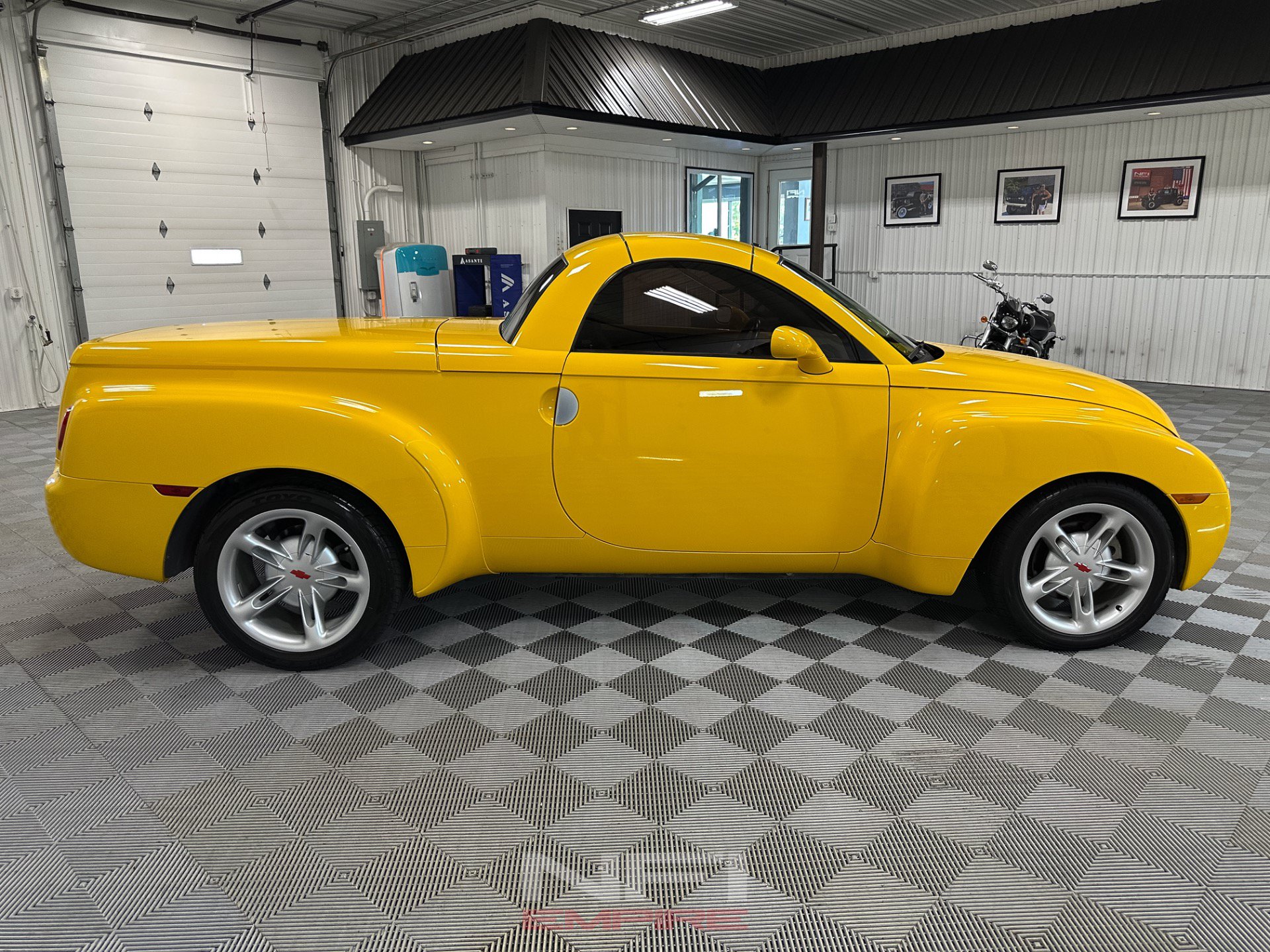 Used 2004 Chevrolet SSR w/ Preferred Equipment Group RWD image 13