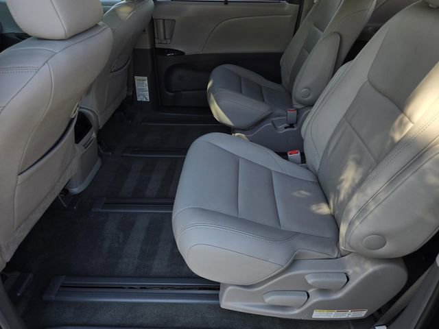 Used 2017 Toyota Sienna XLE image 12