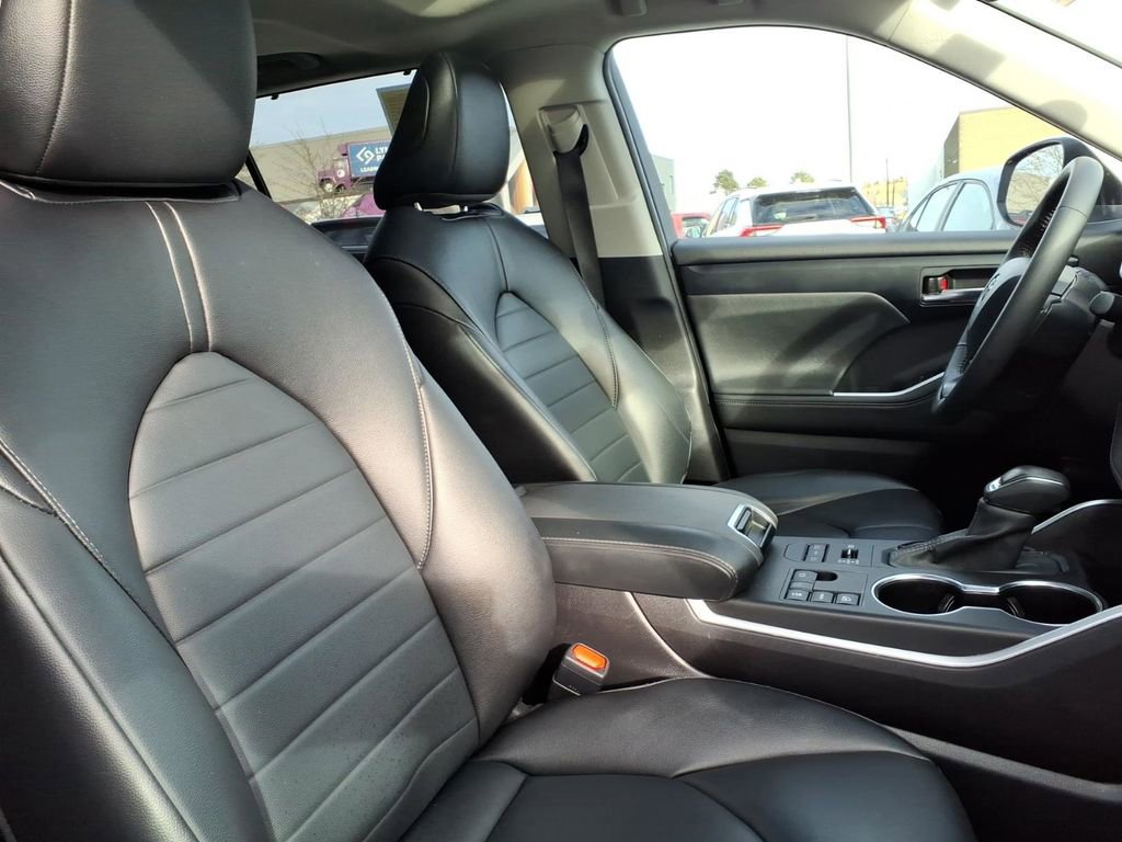 Certified 2024 Toyota Highlander XLE image 31