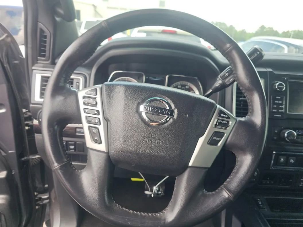 Used 2018 Nissan Titan SV w/ SV Convenience Package AWD/4WD image 12