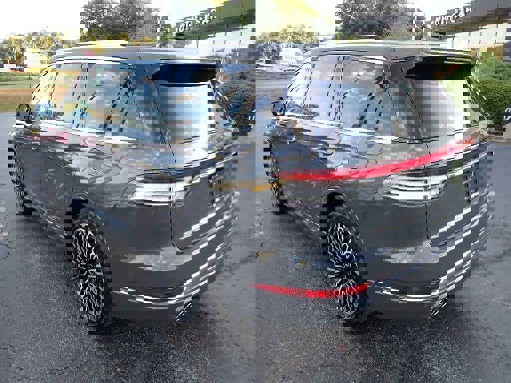 Used 2023 Lincoln Aviator Black Label w/ Dynamic Handling Package image 3