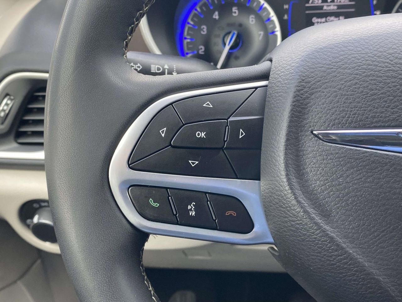 Used 2023 Chrysler Voyager LX image 18