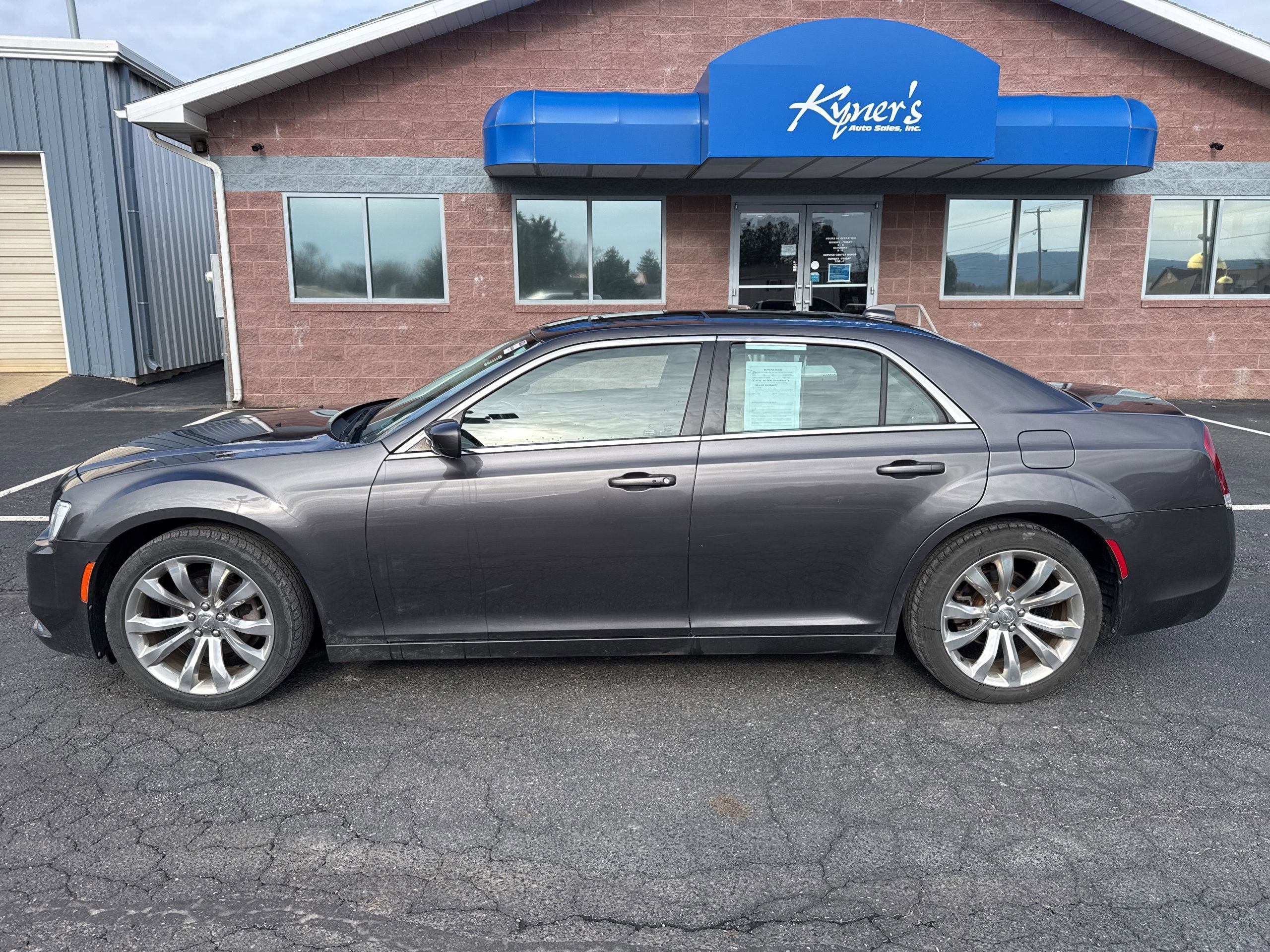 Used 2018 Chrysler 300 Touring L image 3